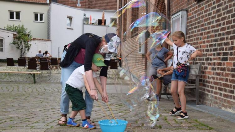 Riesenseifenblasen schwebten am Freitagnachmittag vermehrt in der Luft herum. Nicht nur Kinder mögen diese durchsichtigen großen Wasserphänomene.
