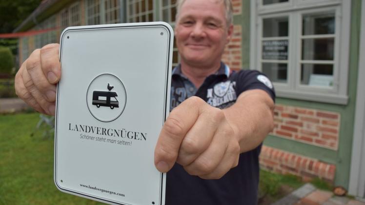 Seit Mai gehört die Braumanufaktur zu den Höfen von „Landvergnügen“. Für die Plakette muss Bernd Schröder nur noch den richtigen Platz finden.