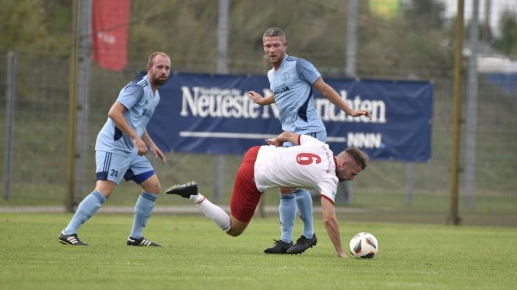 Noch war viel Sand im Getriebe: Zum Auftakt der Verbandsliga-Saison trennen sich der SV Warnemünde (hier Patrick Sander) und der SV Pastow (hier von links Christian Schindel und Tom Bockholt) 0:0.