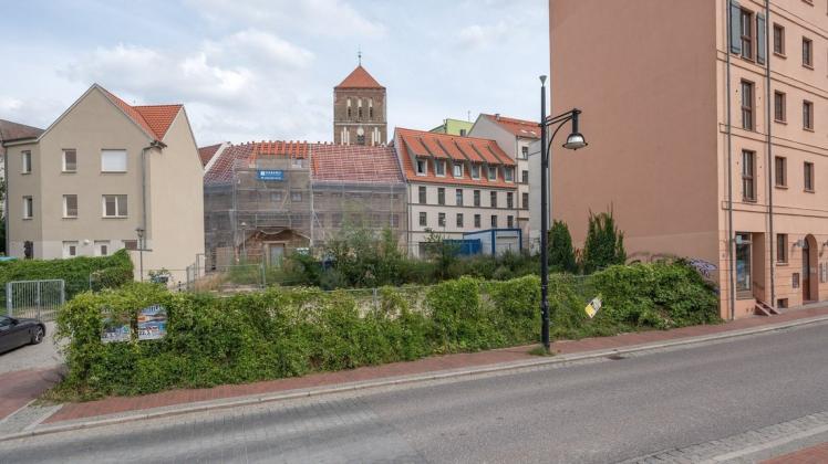 Diese Baulücke in der Rostocker Altstadt zwischen der östlichen Seite der Rostocker Grubenstraße und der Wollenweberstraße will die WG Union mit einem Neubau mit 22 Wohnungen schließen.