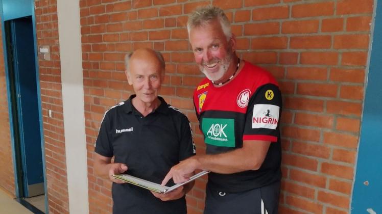 Erfahrene Trainer: Heinz-Christian Carlsen (l.) und Ralf-Peter Hansen kennen sich seit Jahrzehnten im Frauen-Handball der Region aus.
