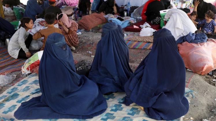 Tausende Menschen sind in Afghanistan auf der Flucht vor den Kämpfen zwischen den Taliban und afghanischen Sicherheitskräften Tausende Menschen sind in Afghanistan auf der Flucht vor den Kämpfen zwischen den Taliban und afghanischen Sicherheitskräften