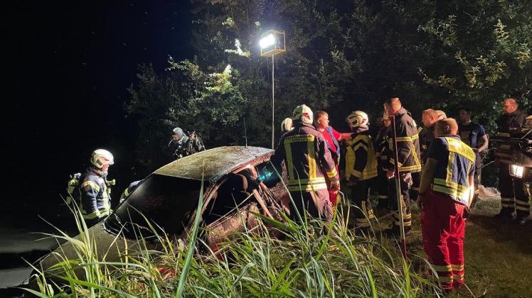 Dem Augenschein nach stand der rote Kleinwagen, den die Feuerwehr aus einem See bei Besitz barg nicht erst seit gestern in dem Gewässer.