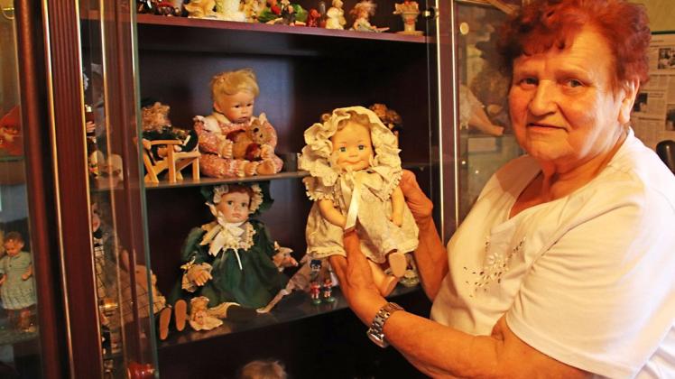 Lena hat drei Gesichter. Sie kann lachen, weinen und die Augen zum Schlafen schließen. Die 1997 gekaufte Puppe ist Gisela Lücks Lieblingspuppe.