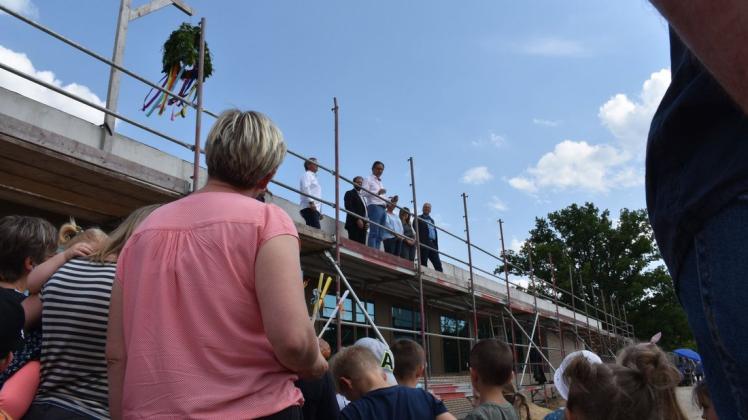 Noch haben die Erwachsenen auf der Baustelle der neuen Krippe in Neuhaus das Sagen. Die Kinder können es aber kaum erwarten, ihr neues Reich zu beziehen.
