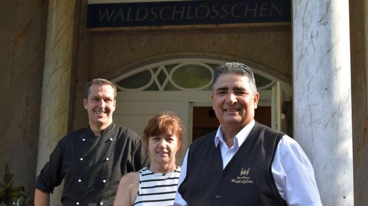 Sie kümmern sich seit vielen Jahren um die Gäste im Waldschlösschen: Küchenchef Kasten Lorenz, Hotelchefin Petra Lorenz und Concierge Neji Douidi (v.l.).