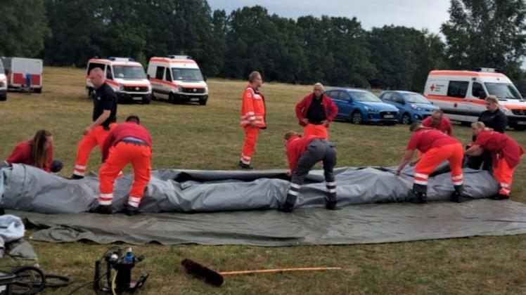 Auch der Aufbau von Großzelten zählte zu den Aufgaben des Katastrophenschutztrainings.