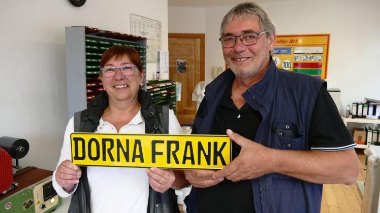 Dorena Henning, Spitzname Dorna, und Frank Ankert erfüllen Kundenwünsche in Dömitz. Egal, ob amtliche Kennzeichen oder Spaßschilder.