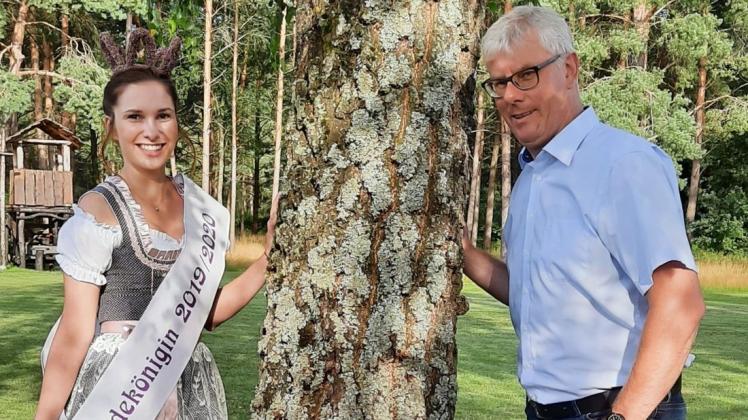 Freuen sich auf das anstehende Heideblütenfest: Heidekönigin 2019/2020 Mandy Schwenkler  und Ingo Ganske vom Vorstand des Heimatvereins Wooster Heide.
