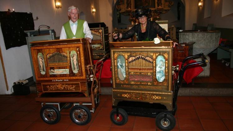 Wunderbar verziert sind die kostbaren Drehorgeln von Jeannette und Peter Biermann. Die Musiker aus dem Schwarzwald gaben am Freitagabend ein Leierkastenkonzert in der Borbyer Kirche.