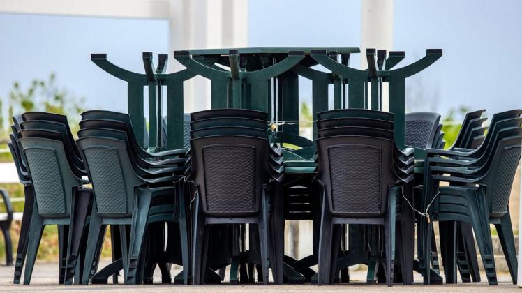 Gestapelte Tische und Stühle für die Außengastronomie stehen auf dem Platz an der Seebrücke in Koserow. Von der in der Corona-Krise aufgelegten «Neustart-Prämie» haben bislang mehr als 8000 Arbeitnehmerinnen und Arbeitnehmer in Mecklenburg-Vorpommern profitiert.