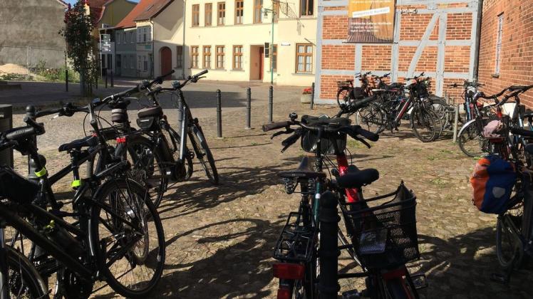Die Fläche vor der Wollhalle wurde zum Fahrradparkplatz.