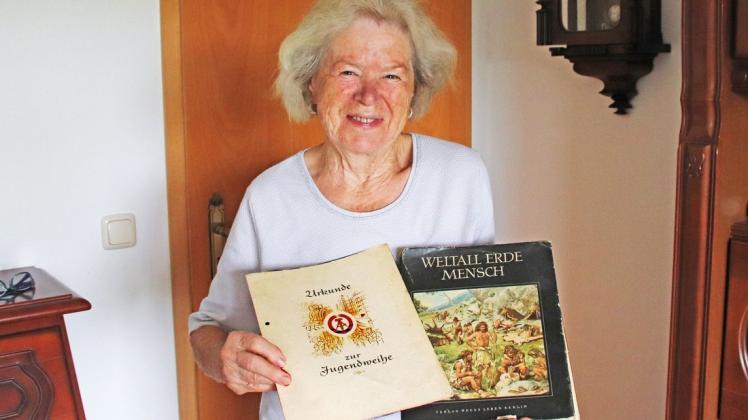 Am 16. April 1956 bekam Erika Scherbath als eine der ersten aus Tarnow-Boitin in Bützow die Jugendweihe. Auf dem Festakt wurde ihr eine Urkunde und das Buch "Weltall Erde Mensch" überreicht. Es wurde ihr Lieblingsbuch.