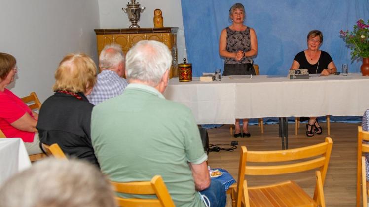 Cornelia Unrauh vom Verein „Elbufer“ (stehend) mit  Christine Hengevoß.
