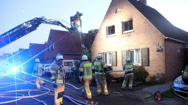 Wohnungsbrand in Parchim in einem Einfamilienhaus in der Invalidenstraße. Die Freiwilligen Feuerwehren Parchim und Spornitz waren im Einsatz.
Foto: © Michael-Günther Bölsche Wohnungsbrand in Parchim in einem Einfamilienhaus in der Invalidenstraße. Die Freiwilligen Feuerwehren Parchim und Spornitz waren im Einsatz.
Foto: © Michael-Günther Bölsche