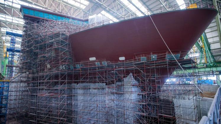 Fast komplett eingerüstet ist die Bugspitze des im Bau befindlichen Kreuzfahrtschiffs "Global Dream" im Dock der MV-Werft.