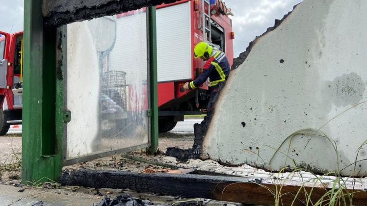 Das Feuer an der Haltestelle war möglicherweise durch Arbeiten mit einem Abflammgerät entstanden. Die Feuerwehr musste daraufhin anrücken.
