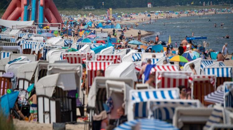 Viele Menschen genießen Sonne, Sand und Meer am Strand von Göhren auf der Insel Rügen.