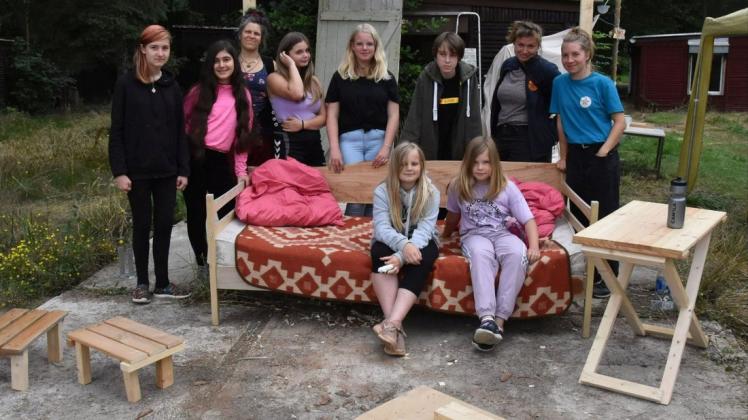 Das sind einige der Teilnehmerinnen bei der Bauwoche für Mädchen in Schlowe mit ihren Betreuerinnen Simone Burckhardt, Greta Pohl und Binka Assmann.