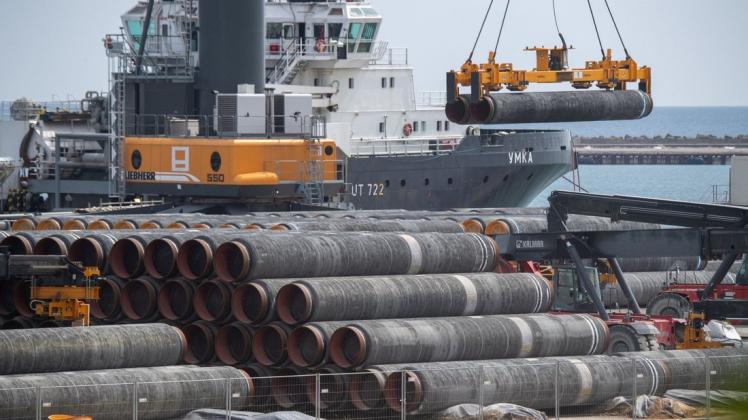 Rohre für die Gaspipeline Nord Stream 2 werden auf dem Gelände des Hafens Mukran auf ein Schiff verladen.