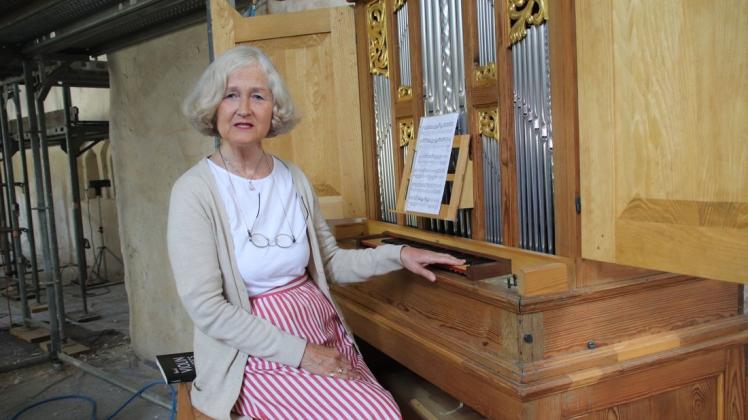 Stefanie von Laer ist die Vorsitzende des Vereins „Historische Orgel zu Ruchow“. Hier sitzt sie am Barockpositiv, welches ursprünglich in der großen Schmidtorgel auf der Empore eingebaut war. Die Vorsitzende lädt wegen Bauarbeiten in Ruchow zum Konzert in die Stiftskirche zu Bützow ein.