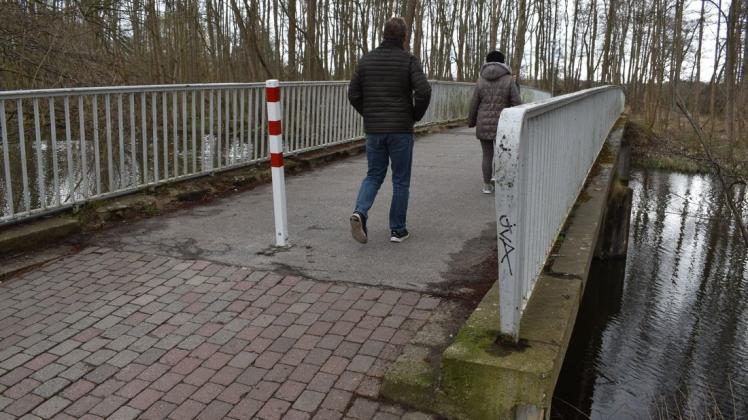 Für Fußgänger ist die Brücke am Gummiweg weiterhin geöffnet. Doch deutlich ist der Verschleiß zu erkennen.