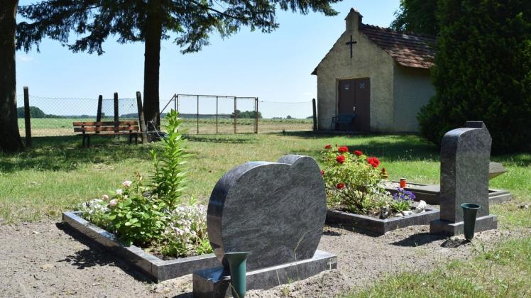 Der kleine, beschaulich gelegene Friedhof, zu dem eine lange Dorfallee führt