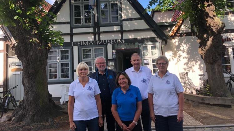 Auf der Jahresversammlung haben die Mitglieder den neuen Vorstand des Museumsvereins Warnemünde gewählt: Doris Reiber (Schatzmeisterin), Sabine Schubert (1. Stellvertreterin des Vorsitzenden/Öffentlichkeitsarbeit), Hannelore Hoppe (Schriftführerin, vorn, v. l.), Werner Kreuscher(2. Stellvertreter des Vorsitzenden/Veranstaltungen) und Uwe Heimhardt (r. Vorsitzender). Auf der Jahresversammlung haben die Mitglieder den neuen Vorstand des Museumsvereins Warnemünde gewählt: Doris Reiber (Schatzmeisterin), Sabine Schubert (1. Stellvertreterin des Vorsitzenden/Öffentlichkeitsarbeit), Hannelore Hoppe (Schriftführerin, vorn, v. l.), Werner Kreuscher(2. Stellvertreter des Vorsitzenden/Veranstaltungen) und Uwe Heimhardt (r. Vorsitzender).