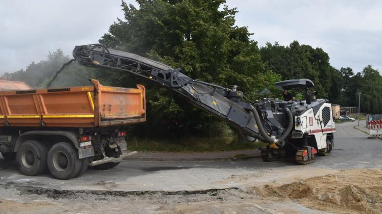 Von der Fräsmaschine kommt der Asphalt direkt auf einen Laster.