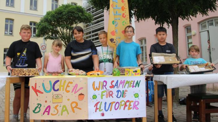 Selbst gebackene Kuchen, Muffins und Co. verkauften Kinder aus dem Freizeittreff für den guten Zweck. Selbst gebackene Kuchen, Muffins und Co. verkauften Kinder aus dem Freizeittreff für den guten Zweck.