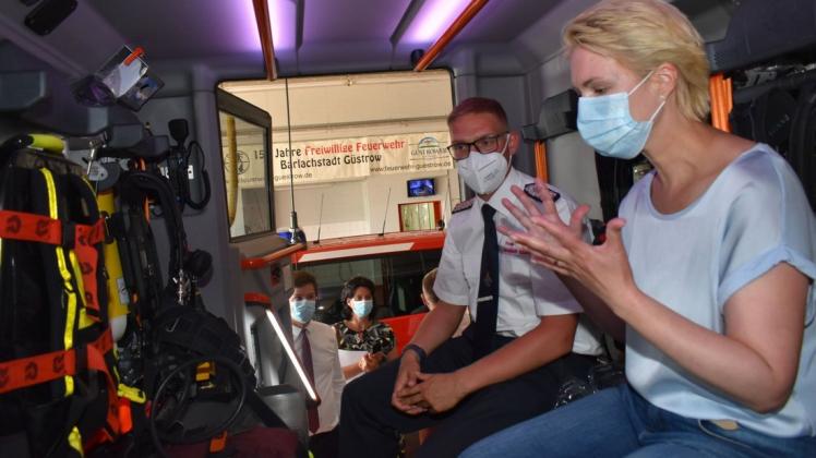 Wie mag es sein, in einem Feuerwehr-Fahrzeug zu einem Einsatz unterwegs zu sein? Diese Frage stellte Ministerpräsidentin Manuela Schwesig dem Wehrführer Stephan Hagemann in Güstrow.