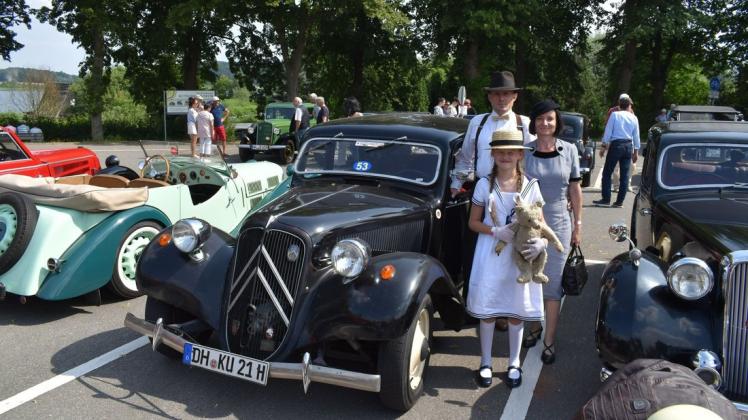 Stilgerecht auch in der Kleidung: Anja und Stephan Arbeitlang. Tochter Ernestine hält den Bären, der auf jeder Fahrt im S.A. Andre Citroen, Traction Avant 11 BN, dabei ist. Stilgerecht auch in der Kleidung: Anja und Stephan Arbeitlang. Tochter Ernestine hält den Bären, der auf jeder Fahrt im S.A. Andre Citroen, Traction Avant 11 BN, dabei ist.