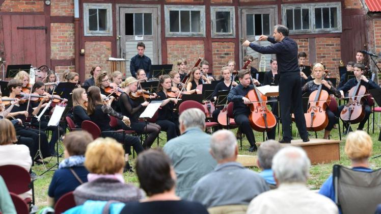 Zum ersten Mal gab das Jugend-Sinfonieorchester Bremen unter der Leitung von Martin Lentz ein Konzert auf dem Gadebuscher Schlossberg.