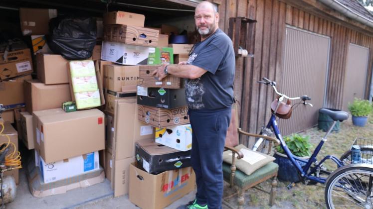 Er hat die Garage voller Spenden, doch Zarrentins Neptun Joachim Pahlke wird derzeit die Hilfsgüter nicht los.