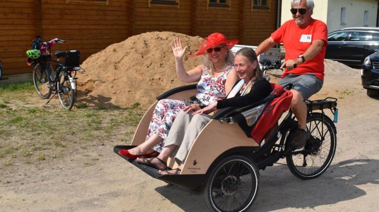 Frank Bernstein fuhr am Welttag der Großeltern und älteren Menschen mit seinen Kollegen vom Verein Radeln ohne Alter Gäste durch Krakow am See, hier Raphaela Rolfs und Monika Höffgen (v.l.).