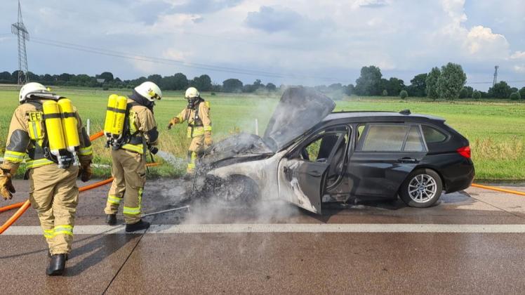 Unter Atemschutz gelang es der Feuerwehr, den Brand im Motorraum des BMW zu löschen.