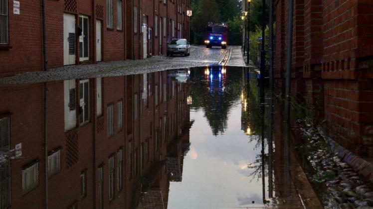 Auf den engen Straßen sammelte sich schnell das Wasser. Auf den engen Straßen sammelte sich schnell das Wasser.