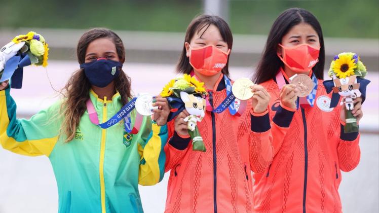 Die drei Medaillengewinnerin in der neuen olympischen Disziplin Skateboard "Street": die Brasilianerin Rayssa Leal (Bronze), die Japanerin Momiji Nishiya (Gold) und Landsfrau Funa Nakayama (Silber).