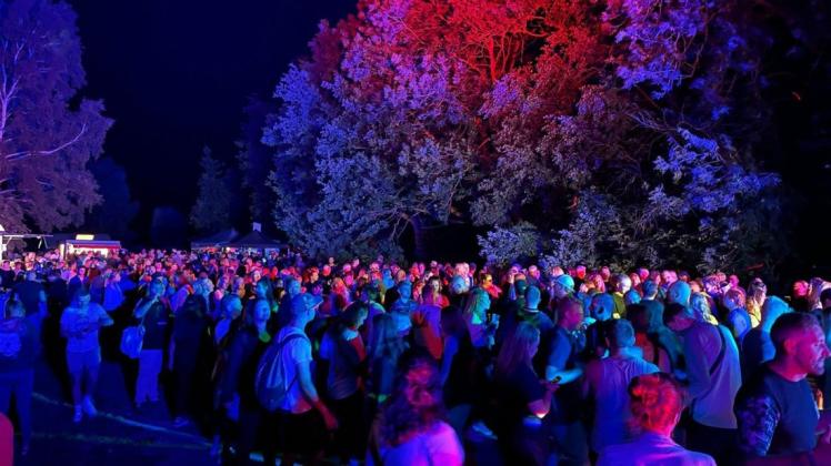 Feiern und tanzen: Das genossen Hunderte beim Strandfest in Blankenberg.