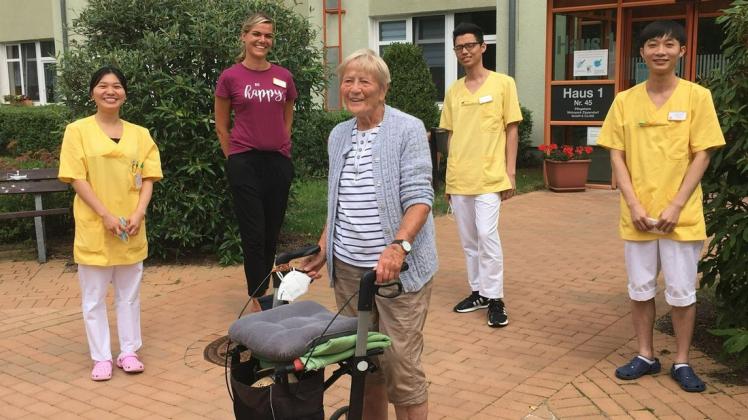 Lernen im Wohnpark Zippendorf den Pflegeberuf: die vietnamesischen Azubis Thi Phuong Tran, Hong Duc Pham und Duy Kien Pham (v.r.) mit Ausbildungsbeauftragter Marit Paschke und Bewohnerin Dr. Rosemarie Baartz. Lernen im Wohnpark Zippendorf den Pflegeberuf: die vietnamesischen Azubis Thi Phuong Tran, Hong Duc Pham und Duy Kien Pham (v.r.) mit Ausbildungsbeauftragter Marit Paschke und Bewohnerin Dr. Rosemarie Baartz.