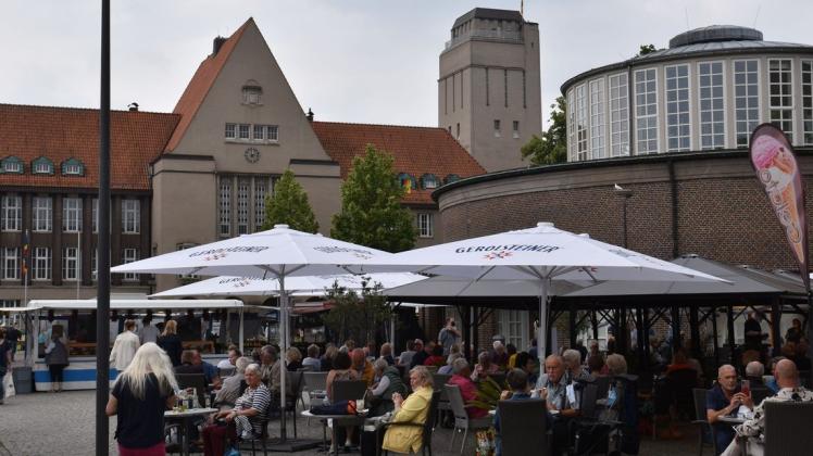Wochenmarkt- und Eiscafé-Zeit am Sonnabend auf dem Delmenhorster Rathausplatz: Die Kulisse bilden das Rathaus, der ausgediente Wasserturm als Wahrzeichen der Stadt und die alte Markthalle. Wochenmarkt- und Eiscafé-Zeit am Sonnabend auf dem Delmenhorster Rathausplatz: Die Kulisse bilden das Rathaus, der ausgediente Wasserturm als Wahrzeichen der Stadt und die alte Markthalle.
