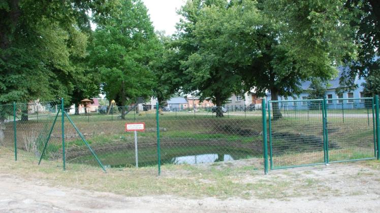 Der Stein des Anstoßes: Der Zaun um den im Frühjahr 2019 wieder angelegten Löschwasserteich.