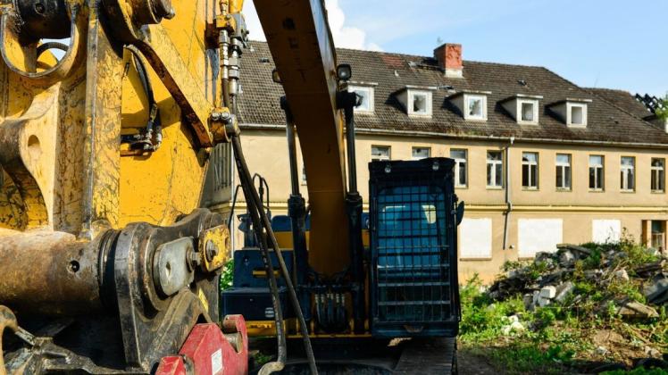Der Bagger ist schon länger da, ab Anfang August werden die Hauptgebäude des Lübzer Krankenhauses abgerissen, heißt es vom Bauamt der Stadt.