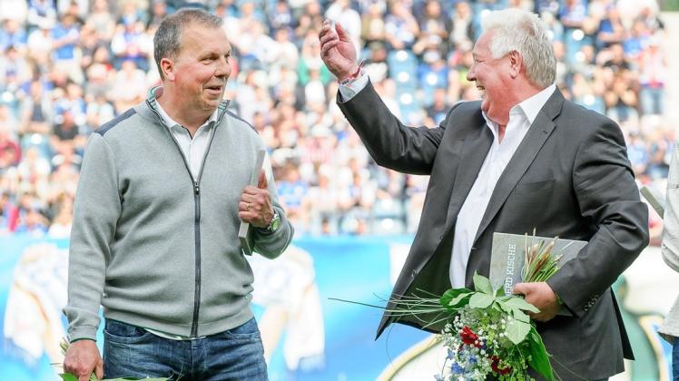 Juri Schlünz (links, hier mit Gerd Kische) war von 1968 bis 2016 als Spieler, Trainer, Manager und Nachwchschef für den FC Hansa tätig. Mit 406 Einsätzen für die erste Mannschaft ist der Jubilar, der am Dienstag 60. Jahre als wird, Rekordspieler des Vereins.