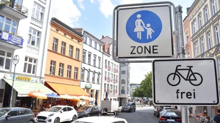 Die Schilder für eine Fußgängerzone hängen bereits. Autofrei soll der Barnsdorfer Weg in Rostock zwischen Apotheke und Brink erst ab dem 2. August bis Ende Oktober werden.