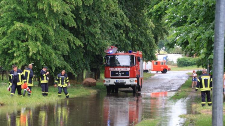 Die Feuerwehr von Drönnewitz prüft bei der jüngsten Überschwemmung die Lage. Jetzt geht im Dorf die Angst vor Starkregen um.