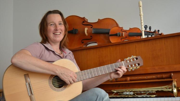 Ulrike Lutsch unterrichtet Gitarre. Ihre Kollegen werden am Tag der offenen Tür die vielen anderen Instrumente vorstellen, die Kinder in Bützow erlernen können.