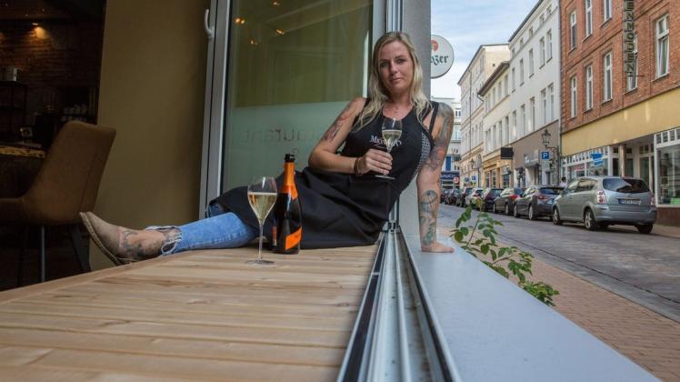 Auf der breiten Fensterbank können Gäste gemütlich die Füße über der Friedrichstraße baumeln lassen. Inhaberin Yvonne Prahl hat sich mit dem Restaurant einen langjährigen Traum verwirklicht.