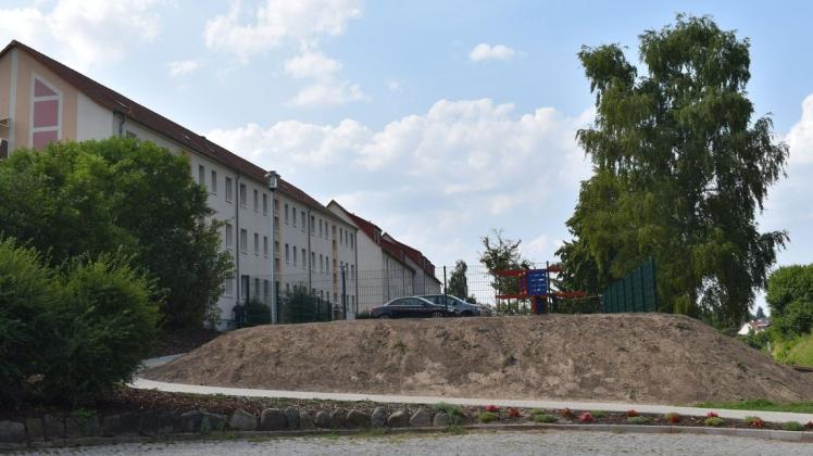 Vor den Wohnblöcken in der Feldstraße in Brüel entsteht ein neuer Spielplatz.