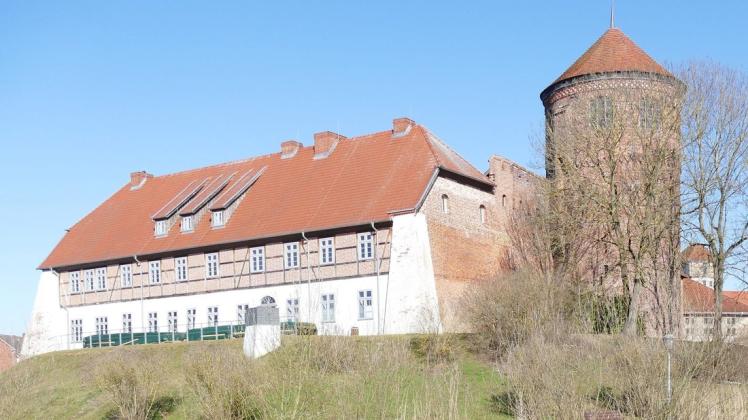 Der Kultur- und Heimatverein Neustadt-Glewe lädt am Donnerstag, dem 29. Juli, zu einer Buchlesung über die neuesten Geschichtserkenntnisse zur Stadt auf die Burg ein.